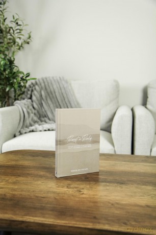 Rest + Rely: A 60-Day Devotional to Replace Fear, Anxiety, and Worry with God's Truth - Maddie Joy Fischer [KSIĄŻKA]