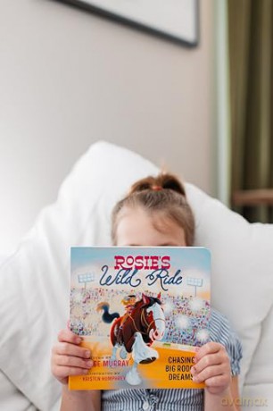 Rosie's Wild Ride: Chasing Big Rodeo Dreams (Rosie the Horse) - Paige Murray [KSIĄŻKA]