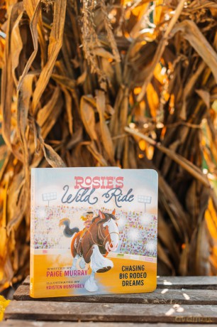 Rosie's Wild Ride: Chasing Big Rodeo Dreams (Rosie the Horse) - Paige Murray [KSIĄŻKA]