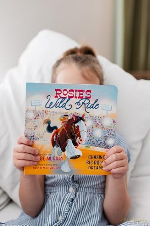 Rosie's Wild Ride: Chasing Big Rodeo Dreams (Rosie the Horse) - Paige Murray [KSIĄŻKA]