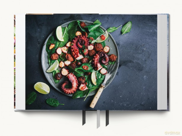 Salads: The Ultimate Cookbook - The Coastal Kitchen [KSIĄŻKA]