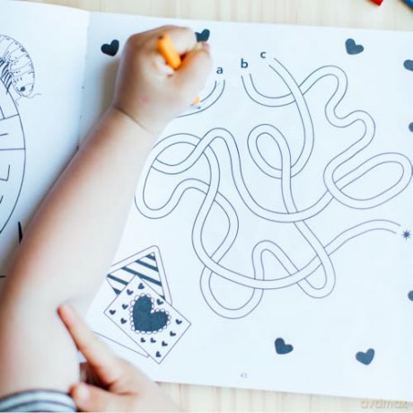 So Many Mazes: 100+ Mazes for Kids Ages 4-8 - Alli Koch [KSIĄŻKA]