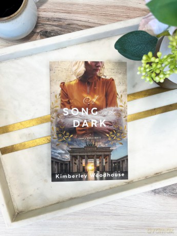 Song in the Dark, A: A Novel of World War II - Kimberley Woodhouse [KSIĄŻKA]