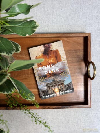 Song in the Dark, A: A Novel of World War II - Kimberley Woodhouse [KSIĄŻKA]