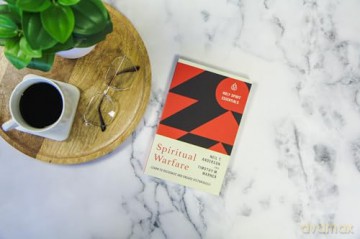 Spiritual Warfare: Learn to Recognize and Engage Victoriously (Holy Spirit Essentials) - Neil T. Anderson [KSIĄŻKA]
