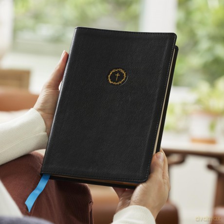 Spurgeon and the Gospels: The Gospels with Devotions from Charles Spurgeon (NKJV, Black Leathersoft, Comfort Print) - Charles H. Spurgeon [KSIĄŻKA]