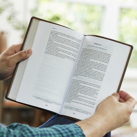 Spurgeon and the Gospels: The Gospels with Devotions from Charles Spurgeon (NKJV, Black Leathersoft, Comfort Print) - Charles H. Spurgeon [KSIĄŻKA]