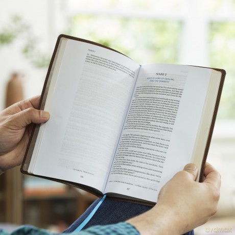 Spurgeon and the Gospels: The Gospels with Devotions from Charles Spurgeon (NKJV, Black Leathersoft, Comfort Print) - Charles H. Spurgeon [KSIĄŻKA]