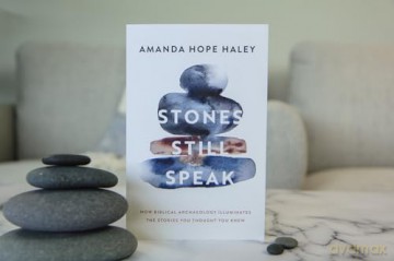 Stones Still Speak: How Biblical Archaeology Illuminates the Stories You Thought You Knew - Amanda Hope Haley [KSIĄŻKA]
