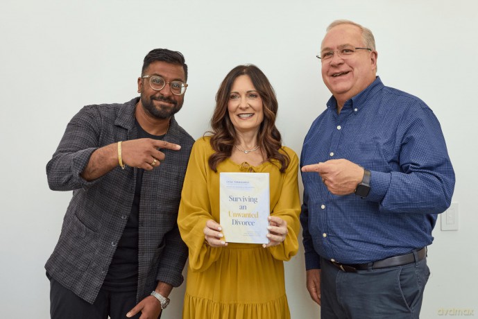 Surviving an Unwanted Divorce: A Biblical, Practical Guide to Letting Go While Holding Yourself Together - The Perfect Christian New Year's Resolution Gift - Lysa TerKeurst [KSIĄŻKA]