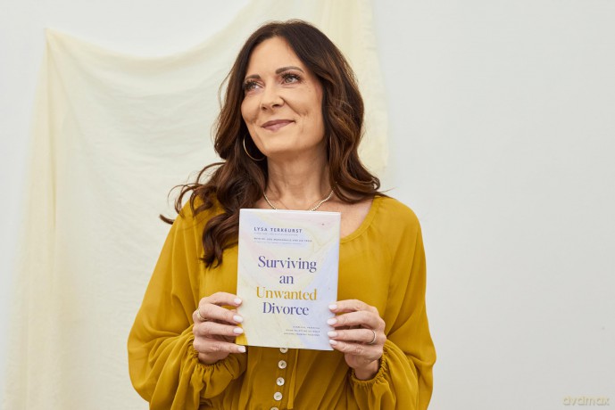 Surviving an Unwanted Divorce: A Biblical, Practical Guide to Letting Go While Holding Yourself Together - The Perfect Christian New Year's Resolution Gift - Lysa TerKeurst [KSIĄŻKA]