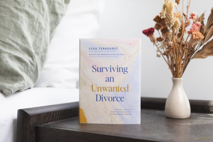 Surviving an Unwanted Divorce: A Biblical, Practical Guide to Letting Go While Holding Yourself Together - The Perfect Christian New Year's Resolution Gift - Lysa TerKeurst [KSIĄŻKA]