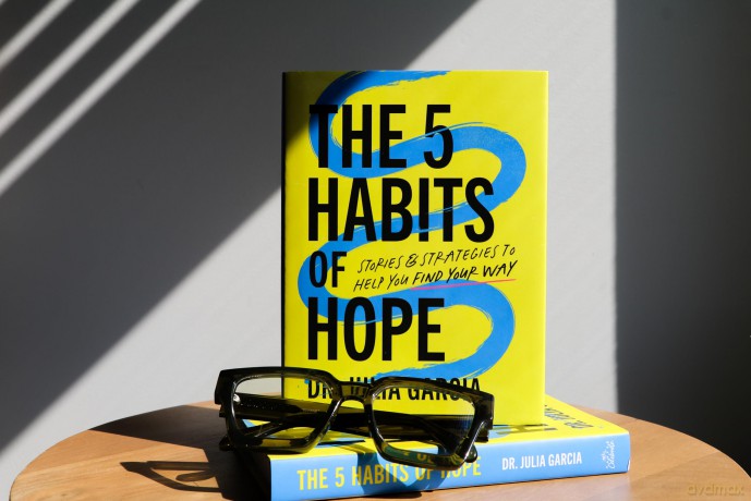 The 5 Habits of Hope: Stories and Strategies to Help You Find Your Way - The Perfect Inspirational New Year's Resolution Gift - Dr. Julia Garcia [KSIĄŻKA]