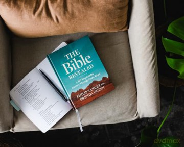 The Bible Revealed: A 365-Day Guided Journey Through God's Word (A Daily Devotional) - The Perfect Christian New Year's Resolution Gift - Philip Yancey [KSIĄŻKA]
