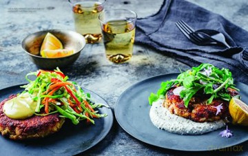 The Blue Food Cookbook: Delicious Seafood Recipes for a Sustainable Future - Andrew Zimmern [KSIĄŻKA]
