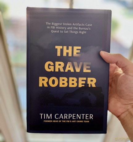 The Grave Robber: The Biggest Stolen Artifacts Case in FBI History and the Bureau's Quest to Set Things Right - Tim Carpenter [KSIĄŻKA]