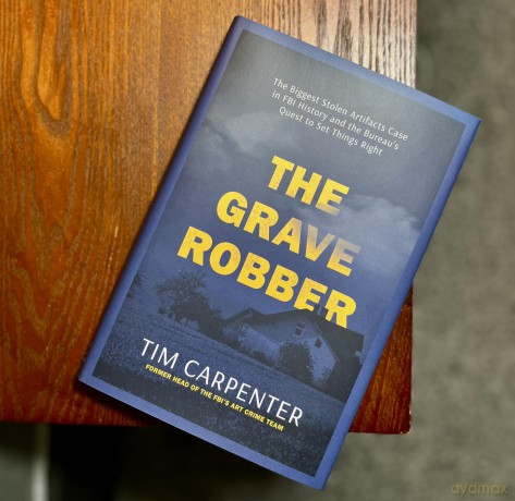 The Grave Robber: The Biggest Stolen Artifacts Case in FBI History and the Bureau's Quest to Set Things Right - Tim Carpenter [KSIĄŻKA]