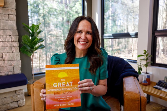The GREAT Morning Revolution Bible Study Guide plus Streaming Video: Discover a Rhythm of Prayer to Begin Each Day - Tara Beth Leach [KSIĄŻKA]