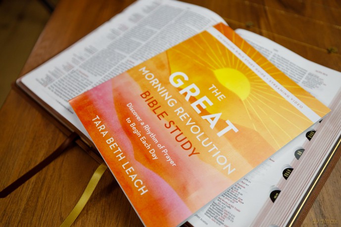 The GREAT Morning Revolution Bible Study Guide plus Streaming Video: Discover a Rhythm of Prayer to Begin Each Day - Tara Beth Leach [KSIĄŻKA]