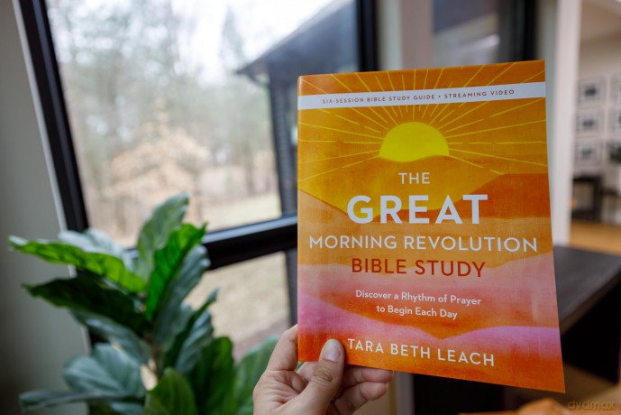 The GREAT Morning Revolution Bible Study Guide plus Streaming Video: Discover a Rhythm of Prayer to Begin Each Day - Tara Beth Leach [KSIĄŻKA]