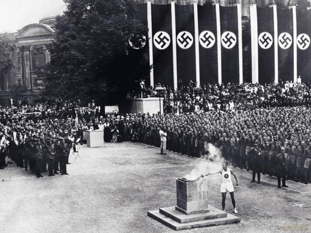 The Hitler Years: Holocaust 1933-1945 - Frank McDonough [KSIĄŻKA]