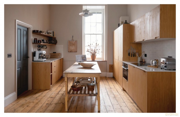 The Home Bird: Creating joyful interiors where old meets new - Elle Hervin [KSIĄŻKA]