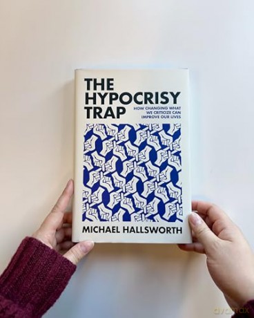 The Hypocrisy Trap: How Changing What We Criticize Can Improve Our Lives - Michael Hallsworth [KSIĄŻKA]