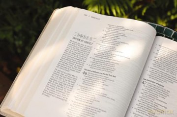 The Jesus Bible, ESV Edition, Leathersoft, Stone: Esv Edition, Stone - Zondervan [KSIĄŻKA]