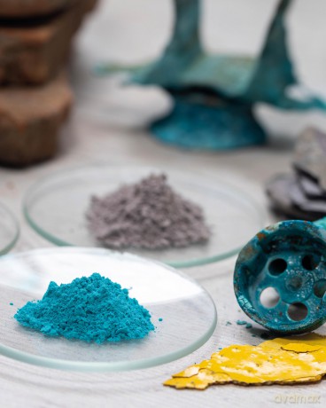 The Natural Pigment Handbook: A Maker's Guide to the Art, Stories and Recipes for Creating Paint - Lucy Mayes [KSIĄŻKA]