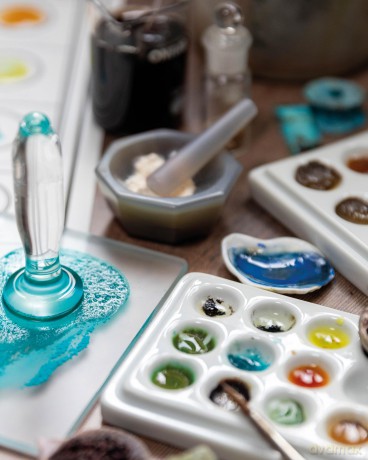 The Natural Pigment Handbook: A Maker's Guide to the Art, Stories and Recipes for Creating Paint - Lucy Mayes [KSIĄŻKA]