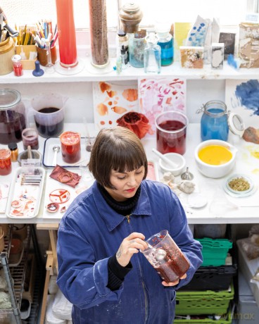 The Natural Pigment Handbook: A Maker's Guide to the Art, Stories and Recipes for Creating Paint - Lucy Mayes [KSIĄŻKA]