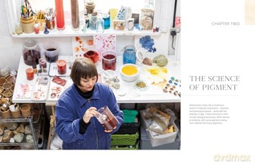 The Natural Pigment Handbook: A Maker's Guide to the Art, Stories and Recipes for Creating Paint - Lucy Mayes [KSIĄŻKA]