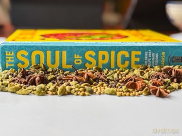 The Soul of Spice: Exploring India's Vast Culinary Regions - Keith Sarasin [KSIĄŻKA]