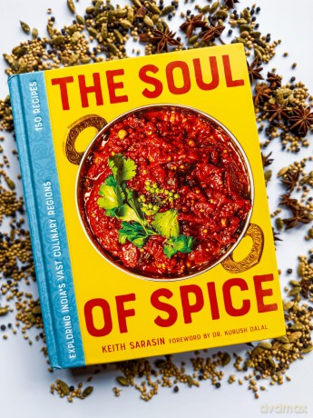 The Soul of Spice: Exploring India's Vast Culinary Regions - Keith Sarasin [KSIĄŻKA]