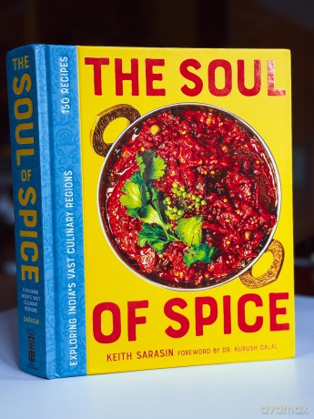 The Soul of Spice: Exploring India's Vast Culinary Regions - Keith Sarasin [KSIĄŻKA]