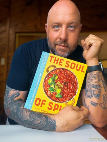 The Soul of Spice: Exploring India's Vast Culinary Regions - Keith Sarasin [KSIĄŻKA]