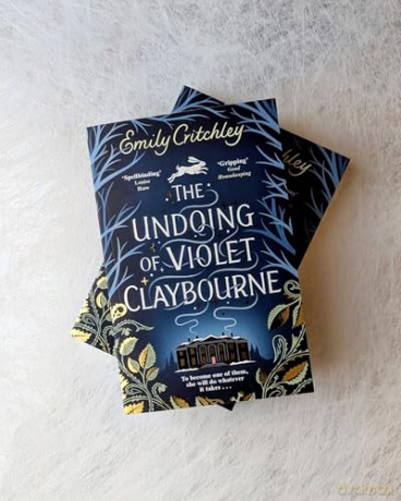 The Undoing of Violet Claybourne: The captivating, wintry gothic mystery of family secrets, lies and the darkest deception, with a devastating twist you won't see coming - Emily Critchley [KSIĄŻKA]