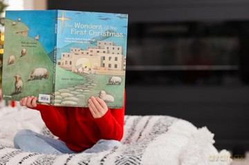 The Wonders of the First Christmas: Explore the Birth of Jesus through History, Archaeology, and Art - Andy McGuire [KSIĄŻKA]