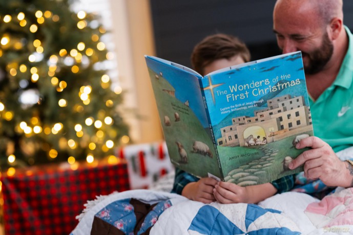 The Wonders of the First Christmas: Explore the Birth of Jesus through History, Archaeology, and Art - Andy McGuire [KSIĄŻKA]