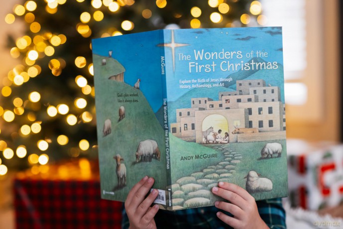 The Wonders of the First Christmas: Explore the Birth of Jesus through History, Archaeology, and Art - Andy McGuire [KSIĄŻKA]