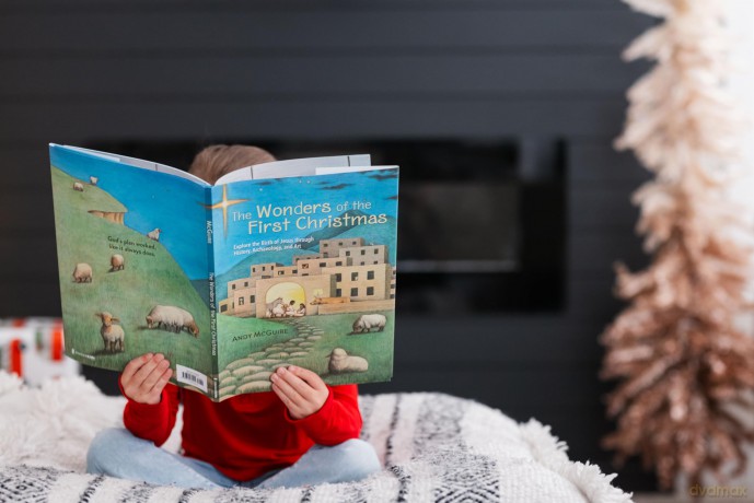 The Wonders of the First Christmas: Explore the Birth of Jesus through History, Archaeology, and Art - Andy McGuire [KSIĄŻKA]