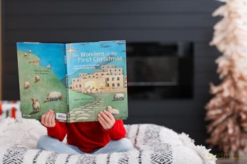The Wonders of the First Christmas: Explore the Birth of Jesus through History, Archaeology, and Art - Andy McGuire [KSIĄŻKA]