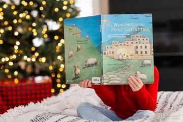 The Wonders of the First Christmas: Explore the Birth of Jesus through History, Archaeology, and Art - Andy McGuire [KSIĄŻKA]