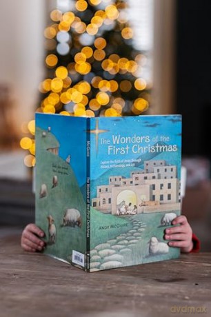 The Wonders of the First Christmas: Explore the Birth of Jesus through History, Archaeology, and Art - Andy McGuire [KSIĄŻKA]