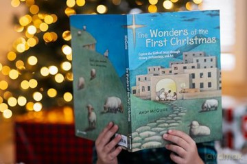 The Wonders of the First Christmas: Explore the Birth of Jesus through History, Archaeology, and Art - Andy McGuire [KSIĄŻKA]
