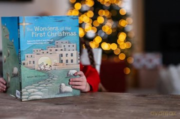 The Wonders of the First Christmas: Explore the Birth of Jesus through History, Archaeology, and Art - Andy McGuire [KSIĄŻKA]
