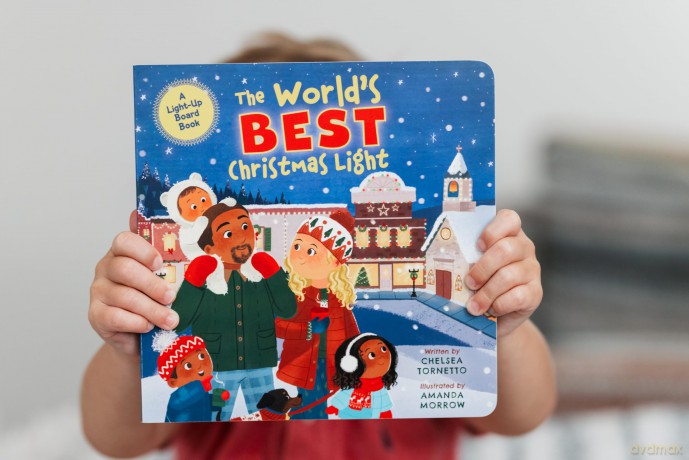 The World's Best Christmas Light: A Light-Up Board Book - Chelsea Tornetto [KSIĄŻKA]