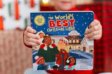 The World's Best Christmas Light: A Light-Up Board Book - Chelsea Tornetto [KSIĄŻKA]