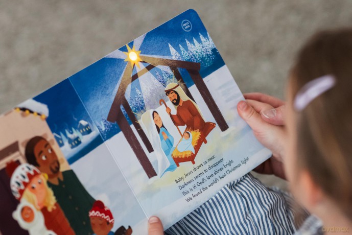The World's Best Christmas Light: A Light-Up Board Book - Chelsea Tornetto [KSIĄŻKA]