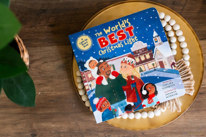 The World's Best Christmas Light: A Light-Up Board Book - Chelsea Tornetto [KSIĄŻKA]